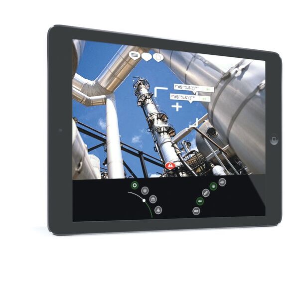 EcoStruxure Augmented Operator Advisor: Die VR-App kann Prozessdaten und virtuelle Objekte per Tablet auf die Maschine projizieren. (Schneider Electric)
