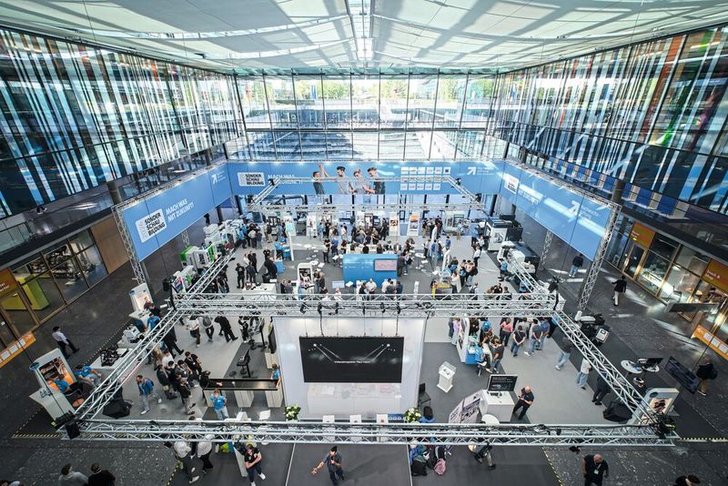 Die «Sonderschau Bildung» der Nachwuchsstiftung Maschinenbau im Atrium am Eingang Ost machte Technik erlebbar: CNC, Automatisierung und digitale Produktionsprozesse konnten live ausprobiert werden. (Bild: Thomas Wagner / Messe Stuttgart)