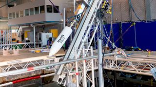 Um im Forschungsinstitut Marin den geführten Fall und das Auftreffen von Rettungsbooten
auf dem Wasser zu simulieren, kommt eine Linearachse von Rollon zum Einsatz. (Rollon)