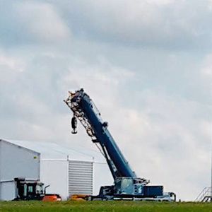Alles vor Ort: Ein Kran hilft dabei, die Reperaturteile durch das Dach in die Halle zu transportieren, wo sie gewartet werden können.