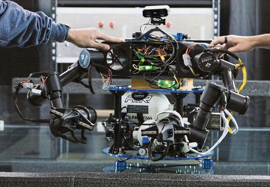 Autonomous logistics in orbit: Powered by fans, the assistant robot Joy will navigate weightlessly through the space station in future.(Image: Icarus Robotics)