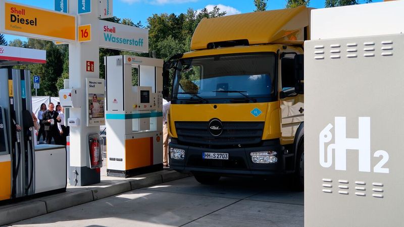 Wasserstoffbetriebene Lkw und Busse können an zwei Zapfsäulen mit 350 bar Druck betankt werden. Hinzu kommen zwölf Schnellladepunkte für alle Fahrzeugtypen.(Bild:  Diehl – VCG)