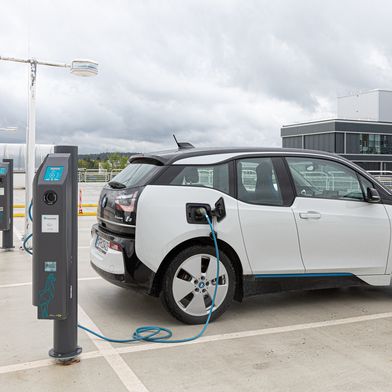 Im Projekt DCI4Charge können Fahrzeugbatterien zusätzlich als flexible Speicher in industriellen Gleichstromnetzen dienen (Symbolbild). (Bild: Fraunhofer IPA/Rainer Bez)