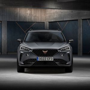 Die Basis bildet ein 180 kW/245 PS starker Plug-in-Hybrid, der dank seiner 13 kWh großer Batterie rund 50 Kilometer rein elektrisch fahren wird.(Bild:  Cupra)