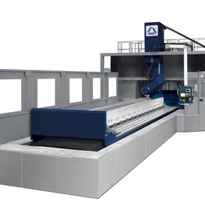 Gezeigt wird außerdem die Portal-Flachschleifmaschine SGD. 