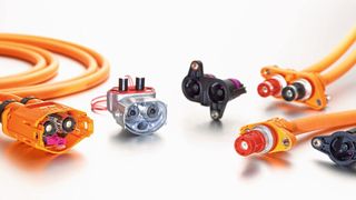 Geschäftsführerwechsel bei Rosenberger: Die Brüder Peter, Hans und Bernhard Rosenberger übergeben das operative Geschäft an Eric Küppers (CEO) und Dr. Kristijan Bauer (COO).  (Rosenberger)