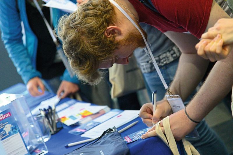 Wer sich beim Empfang für den LABORPRAXIS-Newsletter anmeldet, bekommt als Dankeschön ein Giveaway, z. B. eine kleine Plüschmikrobe oder Labor-Glastasse (s. nächstes Bild).    Mehr Infos zu den kommenden LAB-SUPPLY-Messen finden Sie auf www.lab-supply.info (Bild: Stefan Stark)