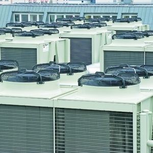 Klimaanlagen sorgen für die richtige Raumtemperatur des Rechenzentrums. Dabei ist zu beachten, dass nicht nur die Serverräume, sondern auch hitzegefährdete Kabelstrecken – beispielsweise Leitungen unter dem Dach – gekühlt werden müssen. 