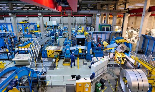 Jetzt wird es stahltechnisch noch besser! Denn seit heute vertreibt Thyssenkrupp Materials Processing Europe auch deklassierte Stahlprodukte, die von Thyssenkrupp Stahlkontor stammen. Hier ein Blick in den Standort Willich.(Bild:  Thyssenkrupp)