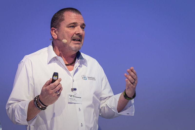 Unter dem Motto „Power of Electronics” versammelten wir am 18. und 19. Oktober 2022 sechs Elektronikkonferenzen in Würzburg: Entwicklerforum Leistungselektronik, DC/DC-Wandler-Tag, Schaltnetzteiletag, Batteriepraxis Forum, Praxisforum Elektrische Antriebstechnik und Cooling Days. Auch 2023 findet Power of Electronic statt. Merken Sie sich bereits jetzt den Termin vor: 17. bis 18. Oktober 2023.  (Bild: Stefan Bausewein )