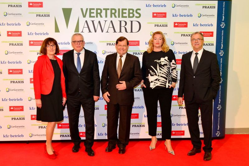 Die Vertreter des Premium-Partners CG Car-Garantie Versicherungs-AG (v.li.): Regina Becklönne, Bernhard Becklönne, Axel Berger, Ina Berger und Gustav Oehler.  (Vogel Business Media)