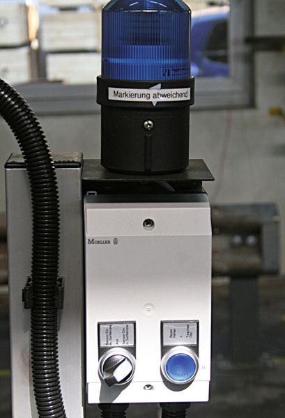 Bild 5: An einer einfach zu bedienenden Steuerbox kann der Sensor durch Betätigung einer Teach-Taste für die Prüfung eingestellt werden. (Bild: IPF Electronic)