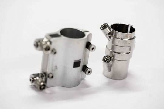 Auf der Formnext will Trumpf zeigen, dass der neue 3D-Drucker Truprint 2000 nicht nur hochwertig arbeitet, sondern rund 50 Prozent weniger Energiebedarf hat. Rechts ein gedruckter Motorkühler für Laser. Links das herkömmliche Teil, bestehend aber aus mehreren Teilen.(Bild:  Trumpf)