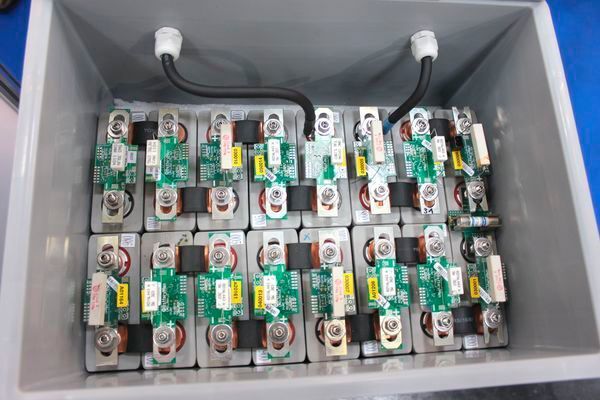 Die Akkumulatoren des Peus-Batteriespeichersystems sind in handlichen Gehäusen untergebracht, die in Reihe verschaltet werden. (Bild: Peus-Testing)
