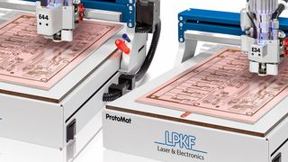 Der ProtoMat E44 (links) und der ProtoMat E34 (rechts) unterscheiden sich durch unterschiedliche Spindelgeschwindigkeit und durch ein integriertes Kamerasystem. (Bild: LPKF Laser & Electronics)