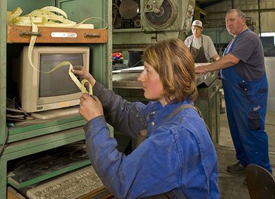 Die Firma Liebing im mittelfränkischen Dentlein am Forst, gegründet 1922, ist ein traditioneller  Metallbaubetrieb. Dort nutzt Junior-Chefin Christine Liebing immer noch die Sinumerik 381, Baujahr 1970. Das System basiert auf diskreten elektronischen Bauelementen und wurde von den Siemens-Ingenieuren auf die Bearbeitungstechnologie Nibbeln/Stanzen angepasst. An einem externen Computer schreibt die Junior-Chefin die Lochstreifenprogramme für die Stanzmaschine Trumatic T20a, druckt diese aus, legt sie in die Stanzmaschine ein und rüstet diese anschließend mit den notwendigen Werkzeugen aus (Archiv: Vogel Business Media)