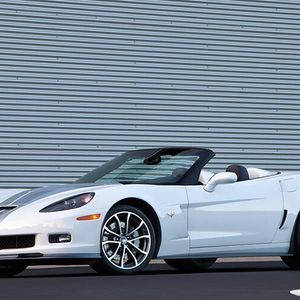 60 Jahre Corvette: Dieses Jubiläum feiert Chevrolet im Jahr 2013 und hat jetzt schon ein passendes Sondermodell aufgelegt: Die Chevrolet Corvette 427 Convertible Collector Edition ...