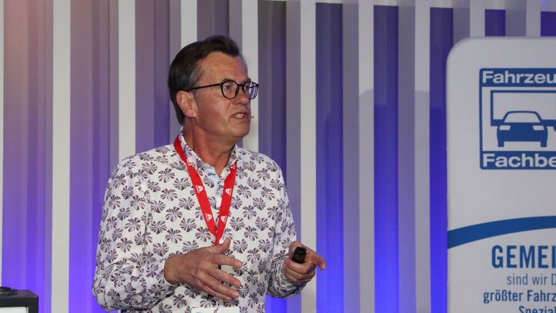 ...Marcus Lindenlauf von der Zinq Technologie GmbH. Mikroverzinkung sei eine Innovation im Fahrzeugbau. (Bild: Klasing)