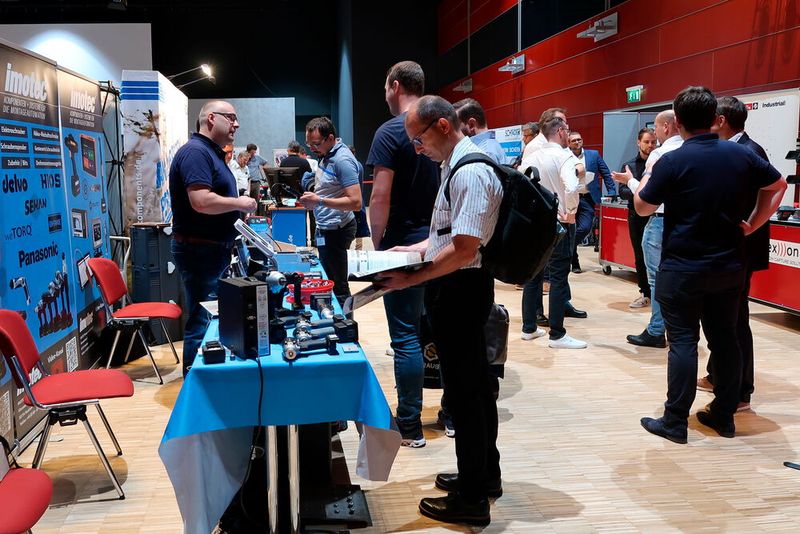 Die Besucher informierten sich über Schrauben, Schraubensicherungen und Schraubwerkzeuge. (Bild: D.Quitter – VCG)