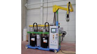 Bild 1: Die Nodopox 200 M/U appliziert in der Windflügelproduktion Hochleistungsklebstoffe über einen bis zu 4 m langen Mischkopfarm.  (Bild: Tartler)