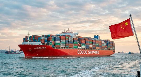 Chinesische Waren reisen öfter ins Ausland als auswärtige Waren nach China. Auch im August hat die zweitgrößte Volkswirtschaft wieder mehr exportiert und damit für einen satten Zuwachs in puncto Handelsüberschuss gesorgt. Das gefällt nicht jedem ...(Bild:  KI-generiert)