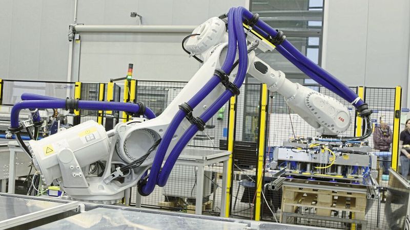 Lange Service-Intervalle und kurze Service-Zeiten des Roboters tragen zur hohen Anlagenverfügbarkeit bei.  (ABB)