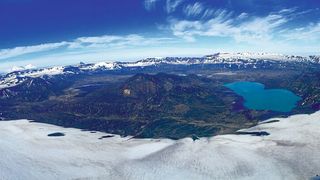 Caldera des Vulkans Okmok in den Aleuten, mit den Vulkanen Vsevidof und Recheshnoi im Hintergrund. Die zu Alaska gehörende Inselkette zählt zu den aktivsten Vulkanregionen der Welt. Aktiv sind im Moment die Vulkane Cleveland und Makushin. (Bild: © Kerry Key, Scripps Institution of Oceanography)