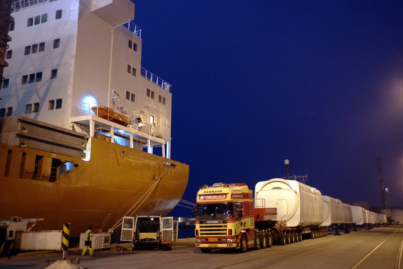 Transport und Verladen der Windenergieanlagen (WEA)-Komponenten erfolgt rund um die Uhr. Die Manager und Mitarbeiter von Seatight haben sich auf das Sichern von nicht standardisierten Schiffsladegütern spezialisiert. (Bild: Fronius)