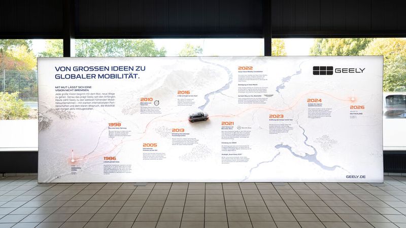 Auf einer großen Markenwand wird die 40-jährige Geschichte von Geely geschildert. Das soll für Vertrauen sorgen.  (Bild: www.weigl.biz)