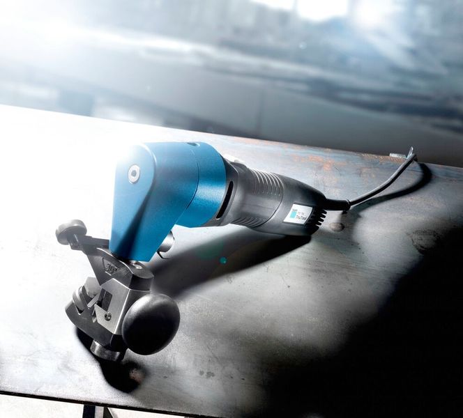 Lediglich 5,3 Kilogramm wiegt der Schweißkantenformer Trutool TKF 700. Er erzeugt an geraden Blechen bis 20 Millimeter dicke präzise und oxidfreie Kanten, bearbeitet aber auch Kurviges und Rohre. Sein Antrieb leistet 1.700 Watt. (Bild: Trumpf)