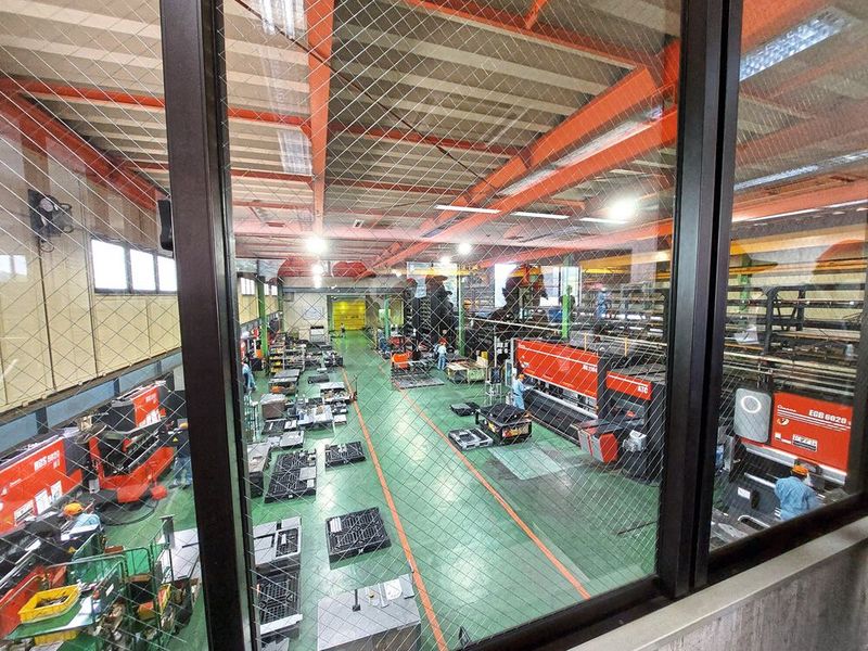 Impressionen von Kanto Seiko: Der mittelständische Auftragsfertiger setzt vollumfänglich auf einen Maschinenpark von Amada. Außerdem fertigt Kanto Seiko Maschineneinhausungen für Amada.  (Bild: VCG/Finus)