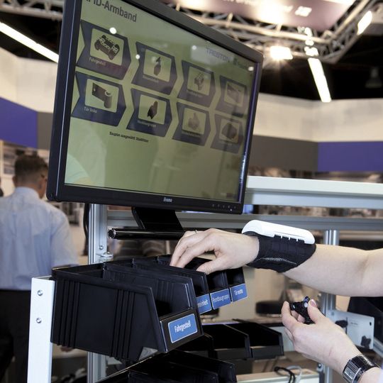 Richtige Reihenfolge: Der Mitarbeiter erfährt über den Bildschirm, welche Bauteile der Reihe nach entnommen werden müssen und erhält bei Entnahmefehlern einen Hinweis.(Bild:  Treston)