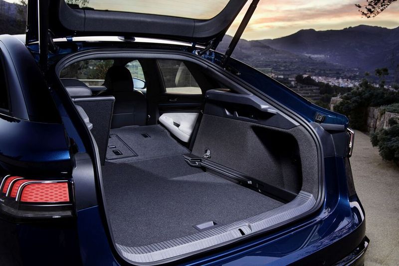 Hinter der Rückbank verbleiben 532 Liter Volumen für Gepäck. Obwohl der Motor im Heck arbeitet, bietet VW unter der Fronthaube keinen Stauraum.  (Bild: VW)