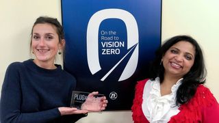 Chief Digital Officer Mamatha Chamarthi (rechts) und Dr. Malgorzata Wiklinska, Leiterin Digitales Ecosystem und Global Innovation Hubs (links), mit dem Plug and Play Corporate Innovation Award. (ZF Friedrichshafen AG)