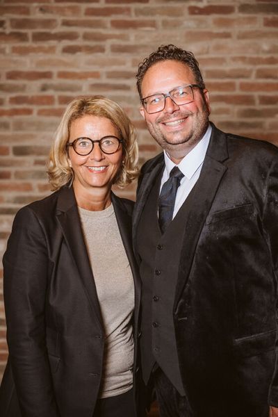Die zwei freuen sich immer, wenn sie sich sehen: Stephanie Steen (IT-BUSINESS) und Robert Eichhorn (Reiner SCT). (Bild: KAUFFMANN STUDIOS)