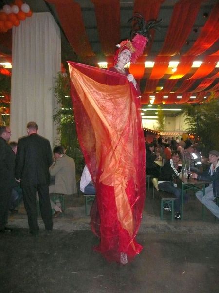 Die Hausmesse bot für die Besucher ein buntes Programm. Neben zahlreichen Führungen und Fachvorträgen, konnten die Gäste ihr Wissen über Kabel und Leitungen in der Lapp-Olypiade unter Beweis stellen. Diese zauberhaften Wesen unterstützten sie dabei. Bild: Juliana Schulze (Archiv: Vogel Business Media)