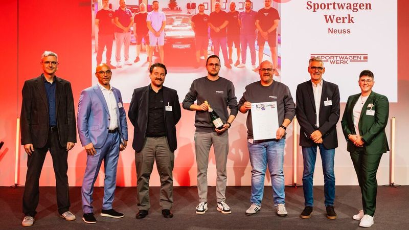 Mitten im Umzugsstress kam das Sportwagenwerk aus Neuss nach Würzburg geeilt, um seine Top-Ten-Platzierung zu feiern – der Porsche-Spezialist zieht gerade an einen neuen Standort um. (Bild: Stefan Bausewein)