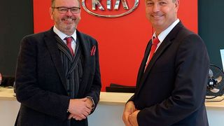 Die Brüder Jochen (links, Geschäftsführer) und Dietmar Scharf (Serviceleiter) sind das dynamische Führungsduo von Metropol Automobile. (Rosenow/»kfz-betrieb«)