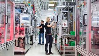 Ein Bild aus der Fertigung der Zukunft: Die Referenzfabrik von Bosch in Blaichach im Allgäu. (Bild: Bosch)