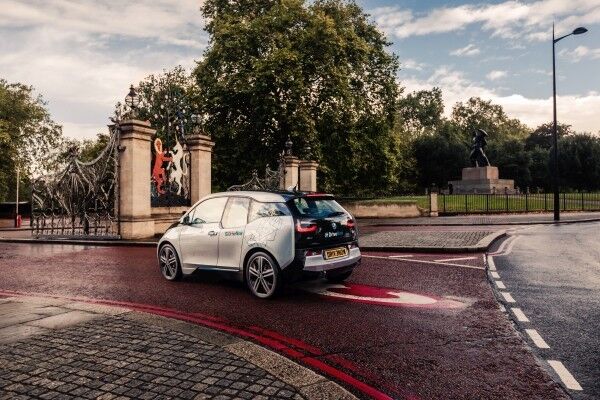 Ein BMW i3: 30 dieser kompakten Elektroautos ergänzen die Fahrzeugflotte des Carsharing Service DriveNow in London. (Bild: BMW)