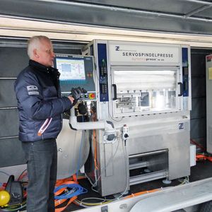 Und Action: Hülshorst senior erklärt die Vorteile einer servomotorisch angetriebenen Presse. Besonders interessant ist für Samson die Möglichkeit, dass die Synchropress stanzen und ziehen kann.