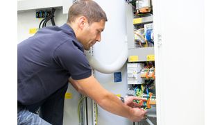 Michael Skarke, Fertigungsleitung bei Hörburger, kann dank Reihenklemmen mit Hebel im Schaltschrank werkzeuglos anklemmen. (Wago)