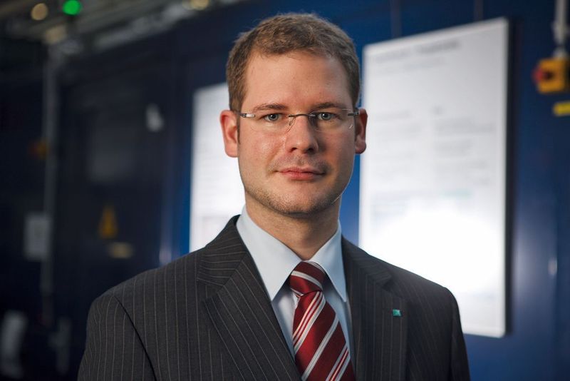 Dipl.-Ing. Michael Emonts, Fraunhofer IPT in Aachen, erhielt für das laserunterstützte Scherschneiden den Ferchau-Konstruktionspreis 2009: „Im Vergleich zum konventionellen Stanzen lassen sich mit dem Verfahren um über 70% die Schneidkräfte und um über 60% die Kanteneinzüge reduzieren.“Bild: Fraunhofer IPT (Archiv: Vogel Business Media)