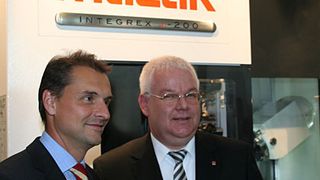 Mazak hat die neuen Integrex-j-Bearbeitungszentren bei Oltrogge in Bielefeld eingeführt. Die erste Maschine präsentierten Oltrogge-Geschäftsführer Daniel Oltrogge und Mazak-Deutschland-Geschäftsführer Joachim Herberger. Bild: Fouhy (Archiv: Vogel Business Media)