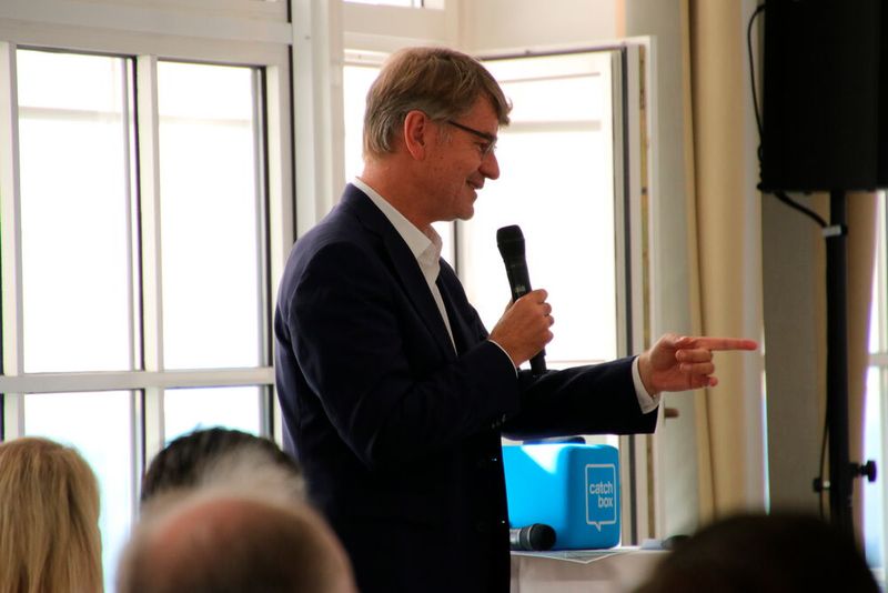 Er gab einen Überblick über die aktuellen Entwicklungen der Weltwirtschaft… (Bild: Vogel IT-Akademie)