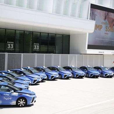 Uber will in Paris seine Flotte um 2.000 Wasserstoff-Taxis erweitern. Im Bild: Modelle der ersten Generation des Toyota Mirai des französischen Unternehmens Hype. (Bild: Toyota)