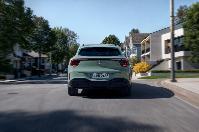 Am Heck gibt es das mittlerweile obligatorische durchgehende Leuchtenband. (Bild: Mercedes-Benz)