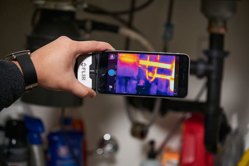 Aus dem Smartphone mit einem Stecker in eine Wärmebildkamera verwandeln – Flir stellt neue Modelle vor. (Flir)