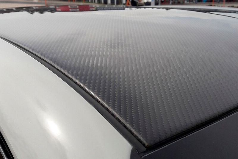 Teil des 13.209 Euro teuren „Leichtbaupakets“ ist das Dach aus kohlenstofffaserverstärktem Kunststoff. (Bild: Achter/»kfz-betrieb«)