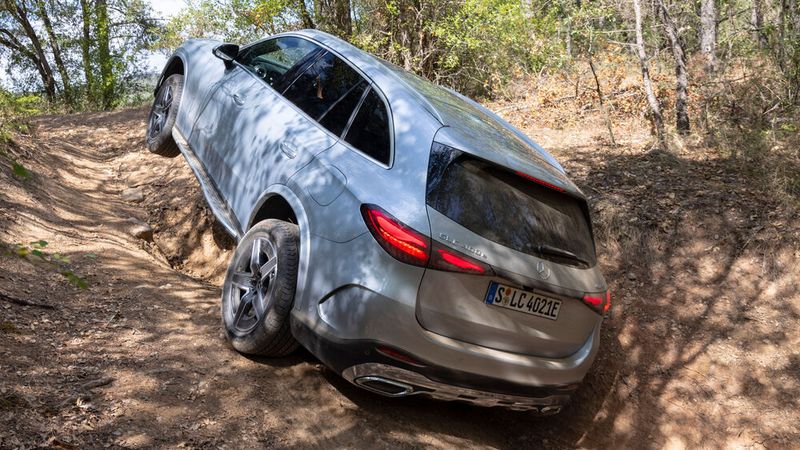 Dank Luftfederung kann der Mercedes seine Bodenfreiheit erhöhen. (Bild: Mercedes-Benz)